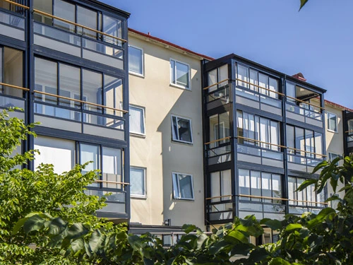 Lavere energiomkostninger med en renovering af altaner